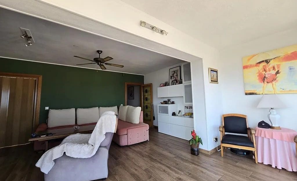 Просторная гостиная с зоной отдыха и большими окнами