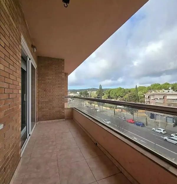 Длинная терраса с видом на окрестности