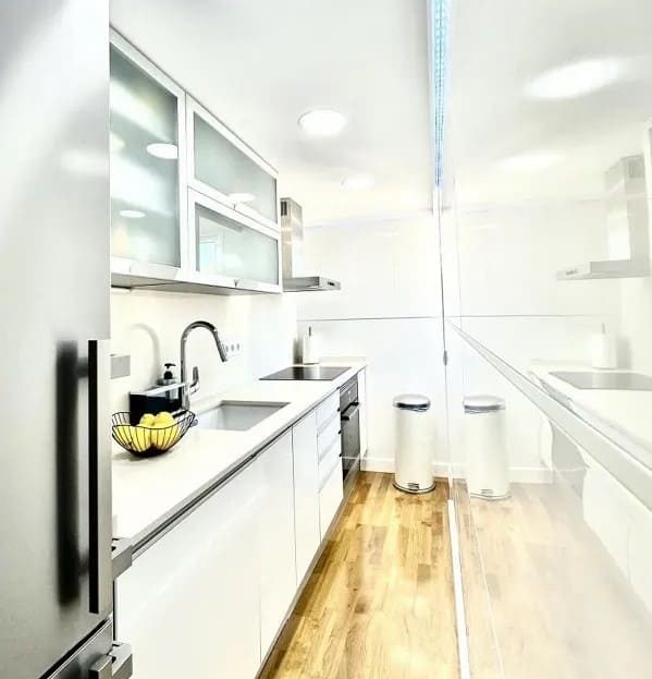 Светлая современная кухня с техникой