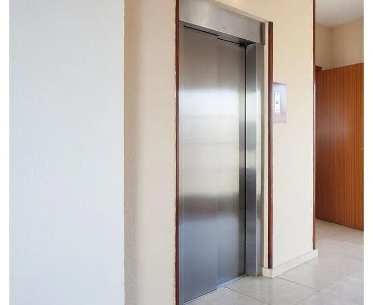 Лифт в холле отеля