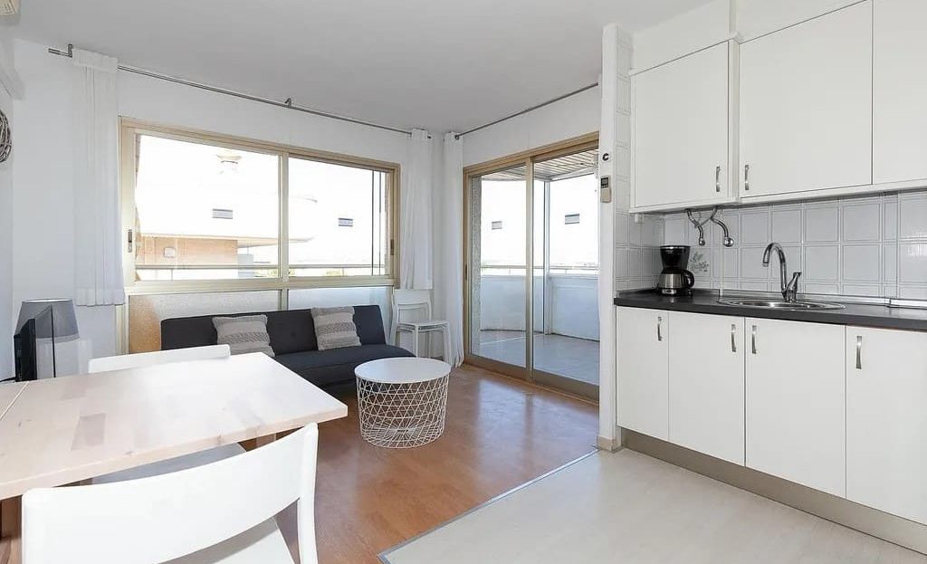 Светлая гостиная-столовая с большими окнами и доступом на террасу.