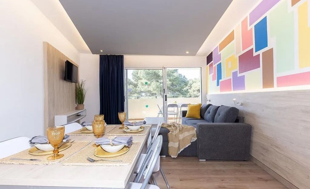 Гостиная с обеденной зоной и современной отделкой в квартире с 1 спальней.