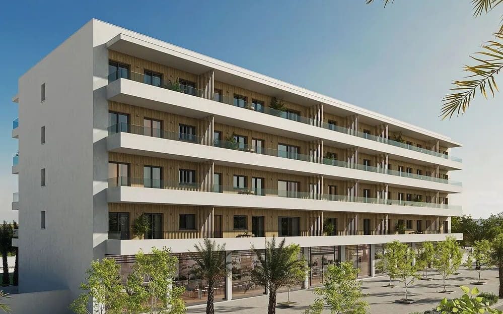 Фасад нового многоквартирного дома с балконами