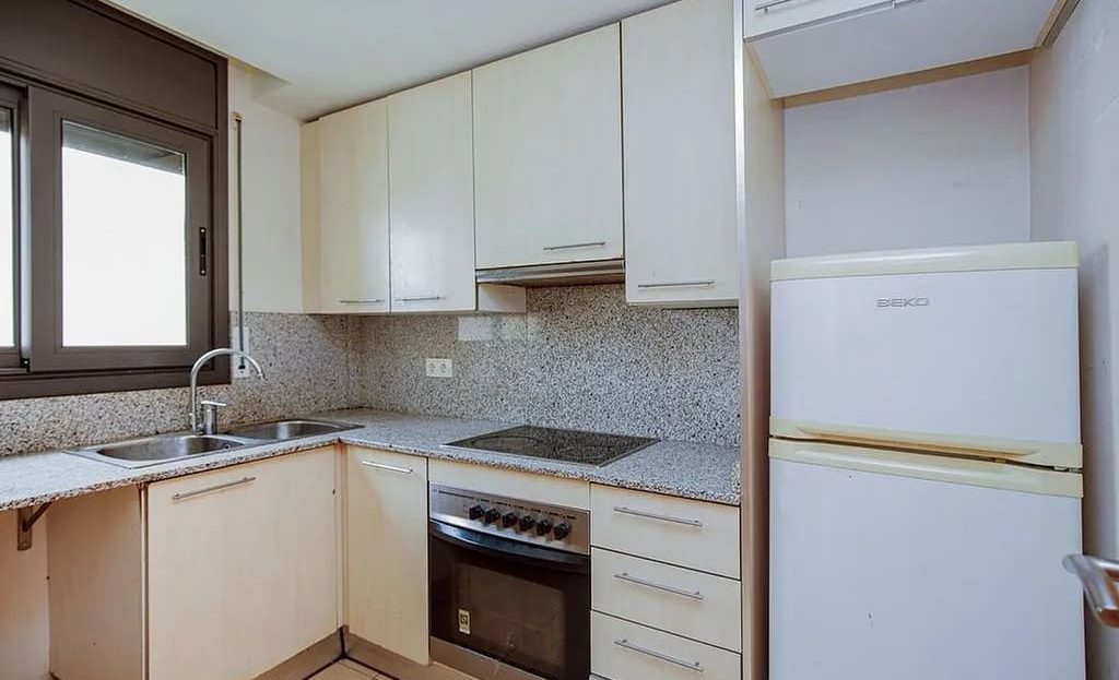 Кухня в L-образной планировке с техникой