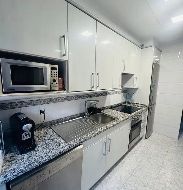 Полностью оборудованная кухня в современном стиле