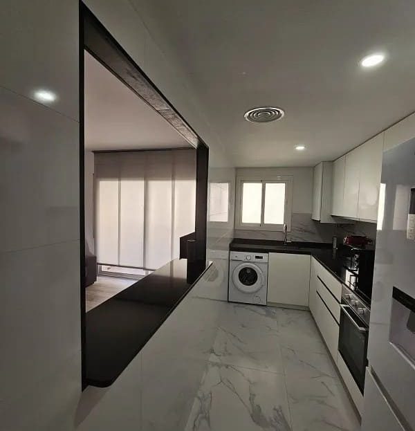 Современная кухня с техникой и окном-проёмом