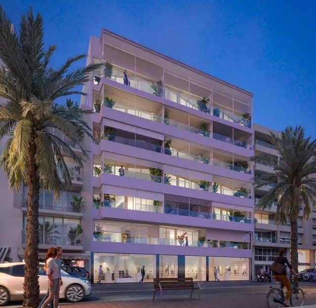 Жилой комплекс Waterfront Apartments вечером, первая линия моря