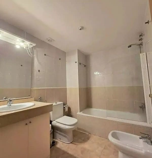 Полностью оборудованная ванная комната с ванной