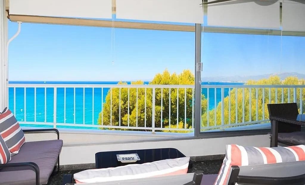 Терраса с панорамным видом на Средиземное море в квартире на первой линии.