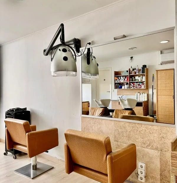 Рабочее место парикмахера с профессиональным оборудованием