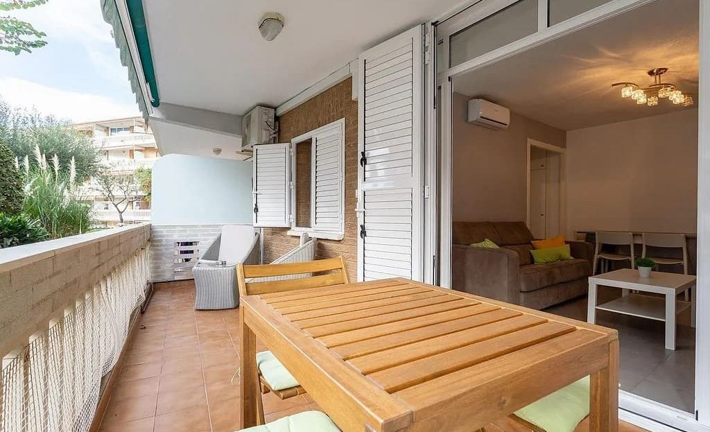 Частная терраса квартиры с обеденным столом на свежем воздухе