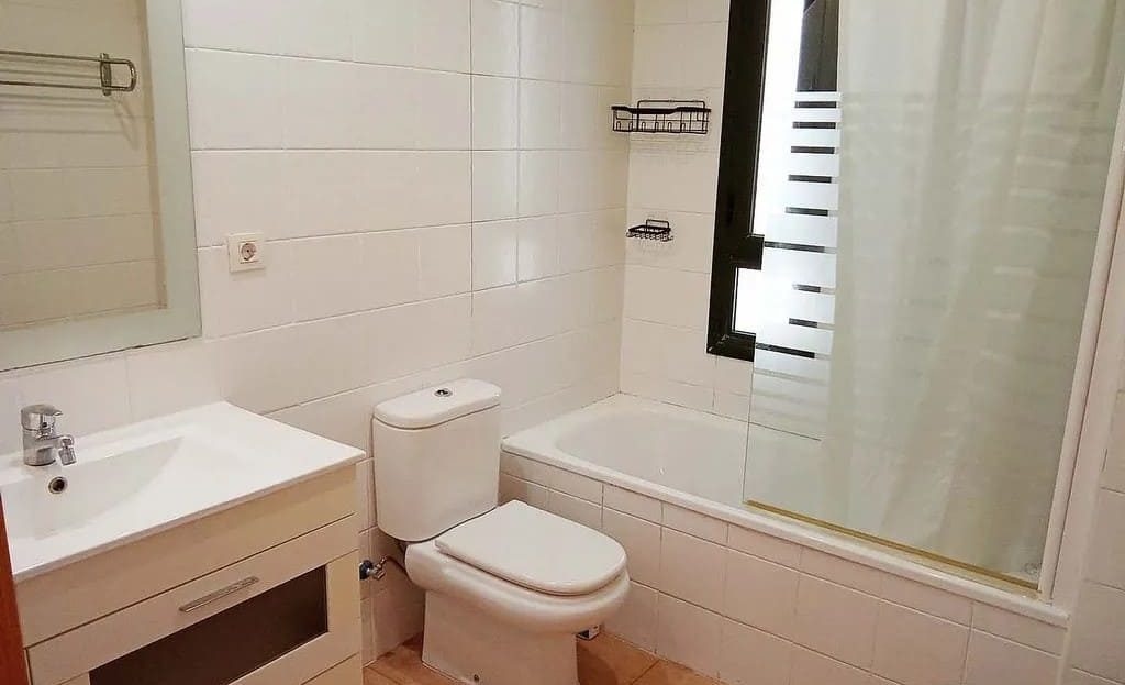 Ванная комната с ванной, раковиной и окном