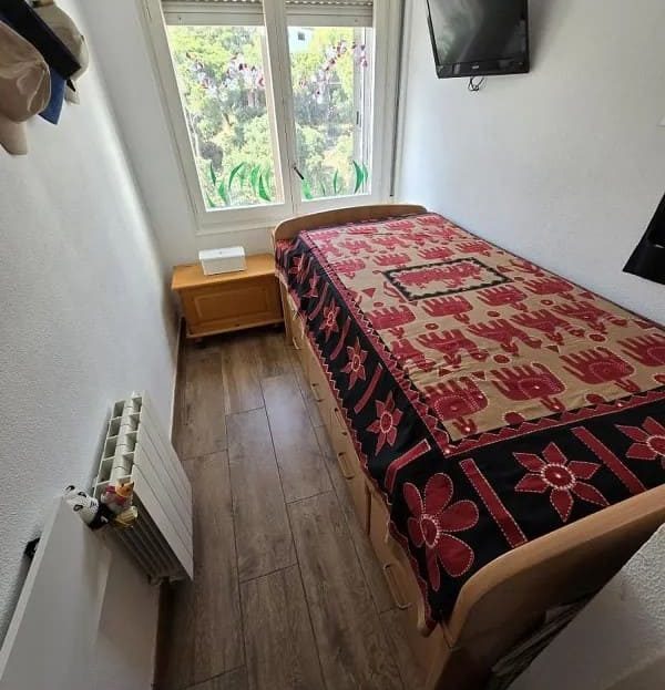 Одноместная спальня с окном и видом на сад