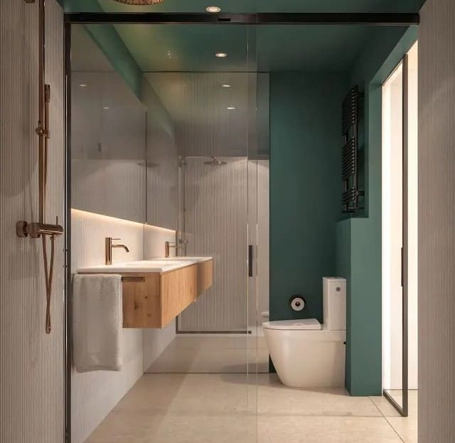 Современная ванная комната в новой квартире на побережье Ллорет-де-Мар