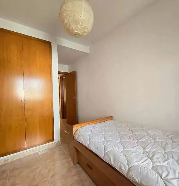 Одноместная спальня с встроенным шкафом