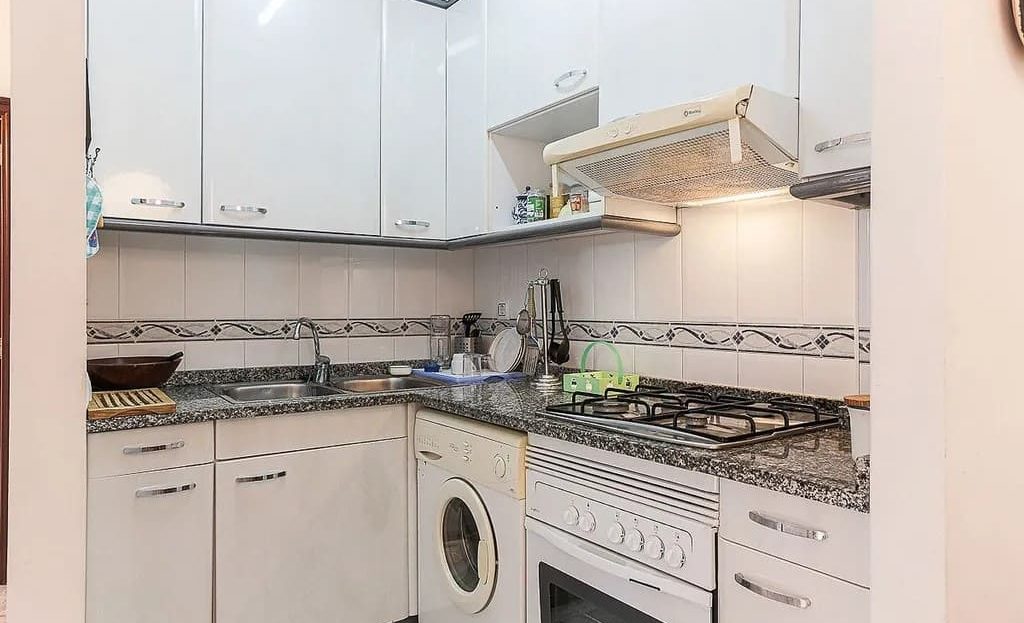 Отдельная кухня с техникой и мебелью