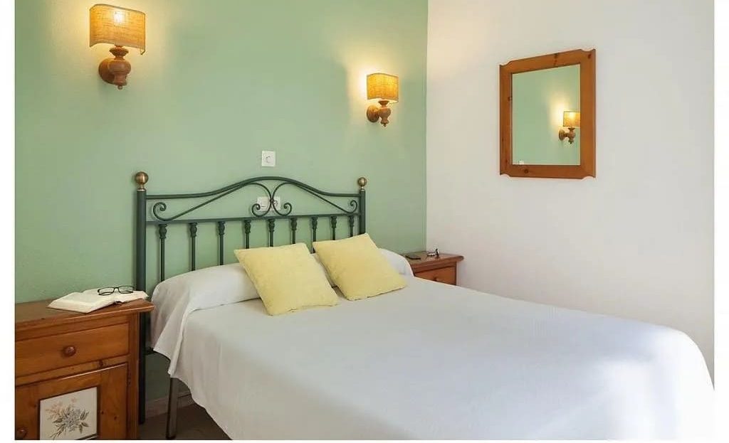 Стандартный номер отеля с двуспальной кроватью и настенными светильниками