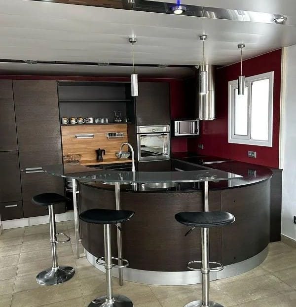 Кухня пентхауса с барной стойкой