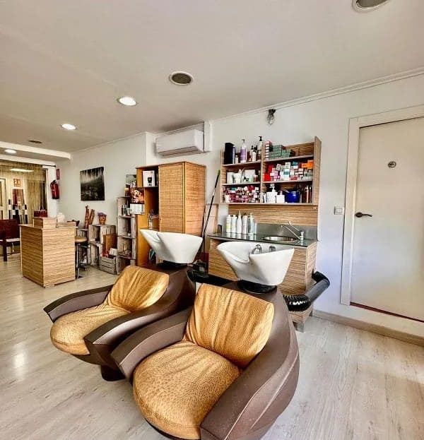 Интерьер салона красоты, кожаные кресла и освещение