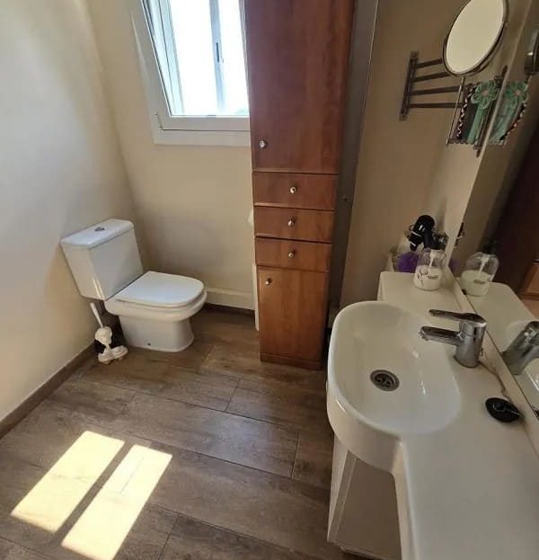 Ванная комната с раковиной и туалетом