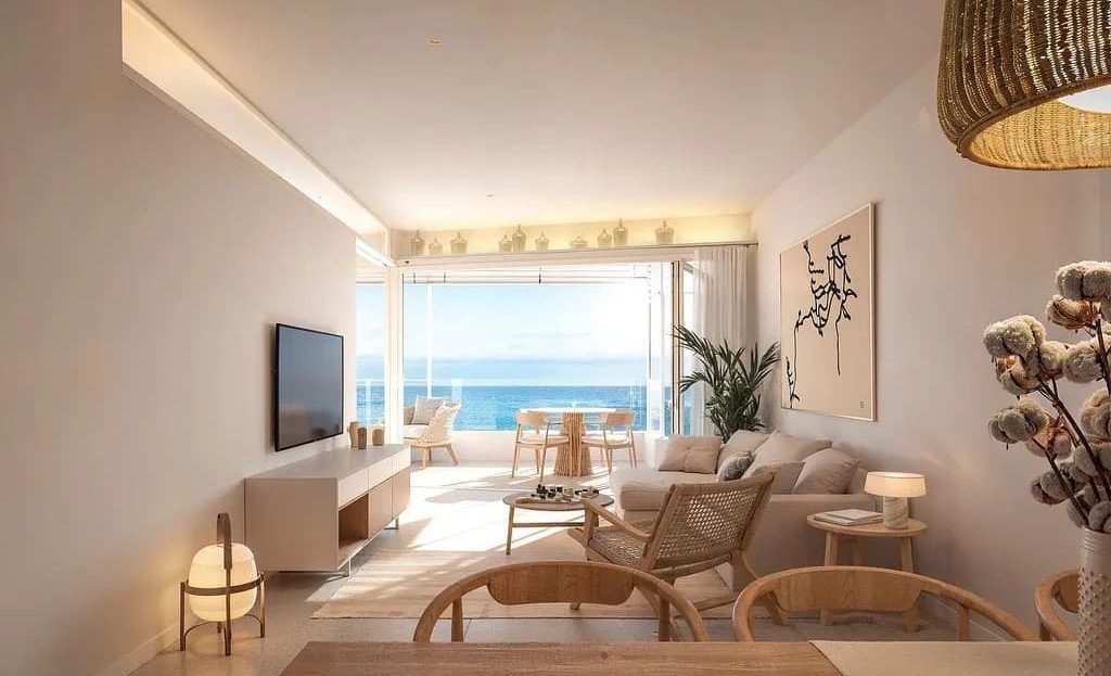 Светлая гостиная с видом на море в эксклюзивной новостройке на Коста-Брава