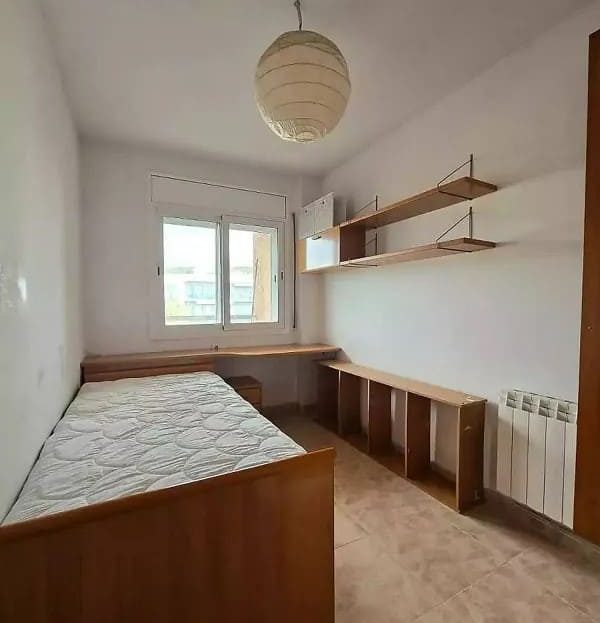 Спальня с односпальной кроватью и рабочей зоной