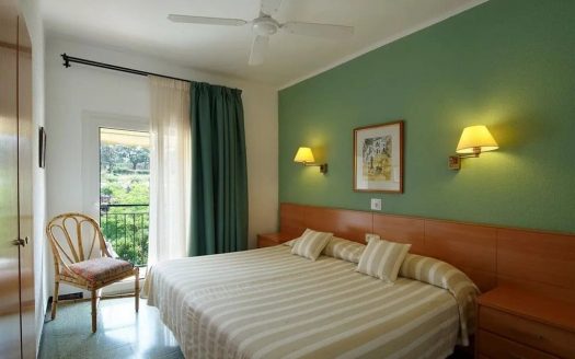 Номер отеля с двумя односпальными кроватями и выходом на балкон