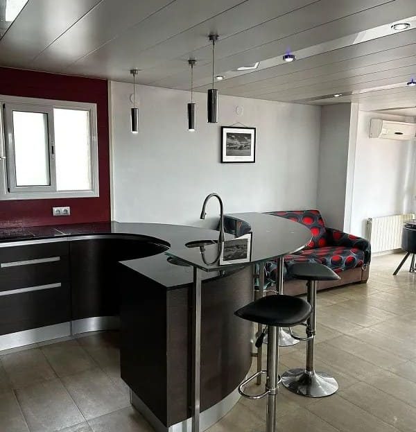 Гостиная-кухня пентхауса с барной стойкой