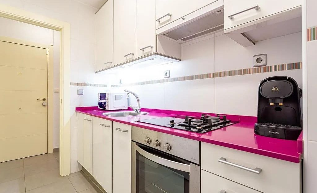 Отдельная кухня с современной мебелью и техникой