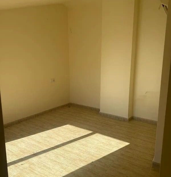 Спальня второго уровня с естественным освещением в дуплексе