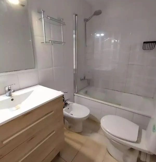 Ванная комната с раковиной, биде и туалетом