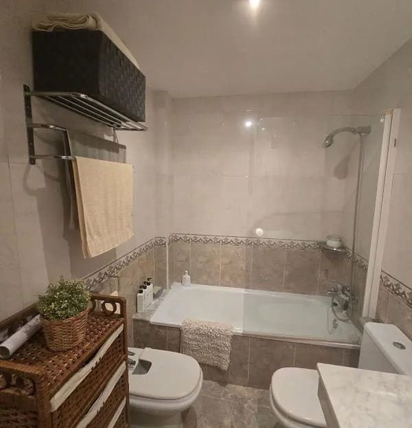 Ванная комната с ванной, унитазом и биде