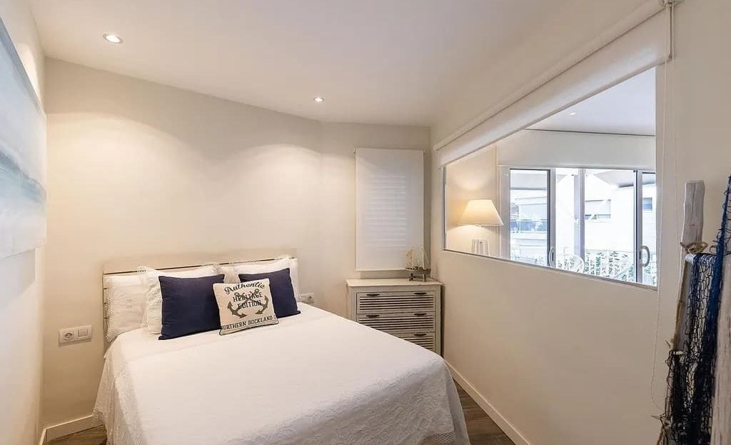 Главная спальня с двуспальной кроватью и естественным освещением.