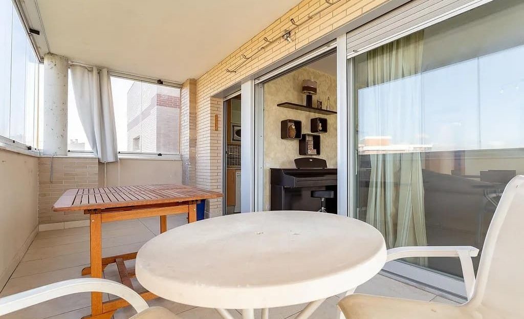 Крытая терраса с мебелью для отдыха, выход из гостиной