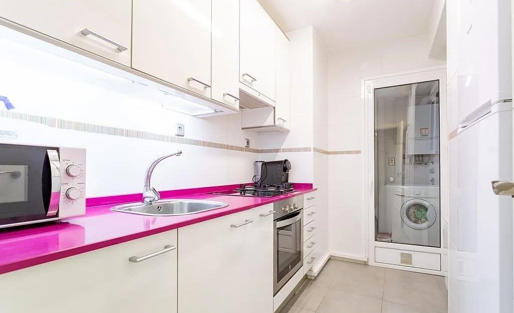 Кухня с рабочей зоной и бытовой техникой