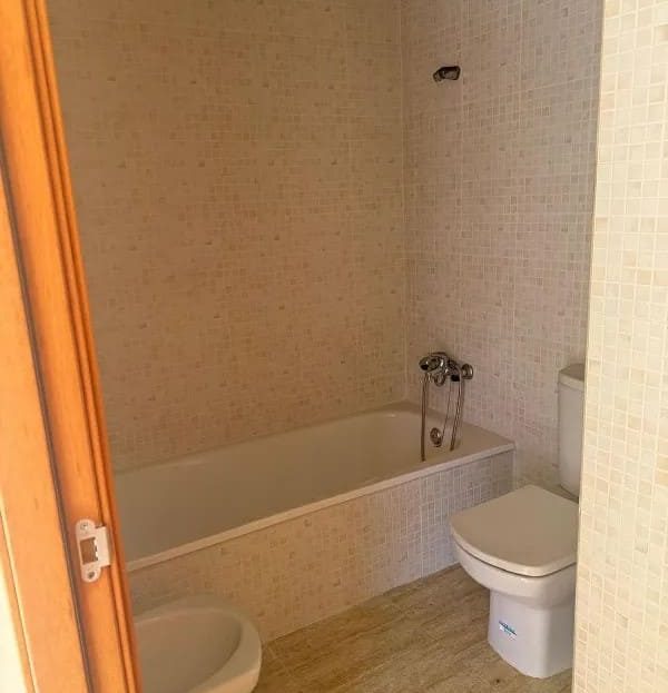 Ванная комната второго уровня с ванной в дуплексе