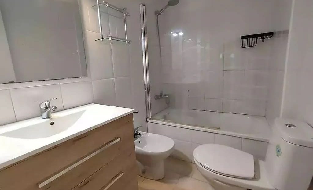 Ванная комната с ванной и раковиной