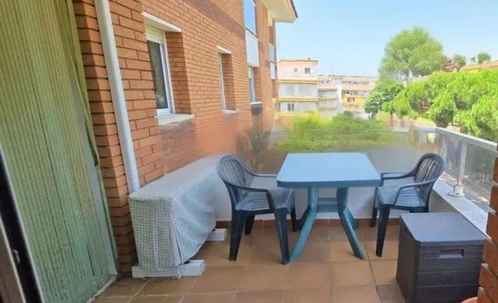 Терраса с садовой мебелью и видом на зелёную зону