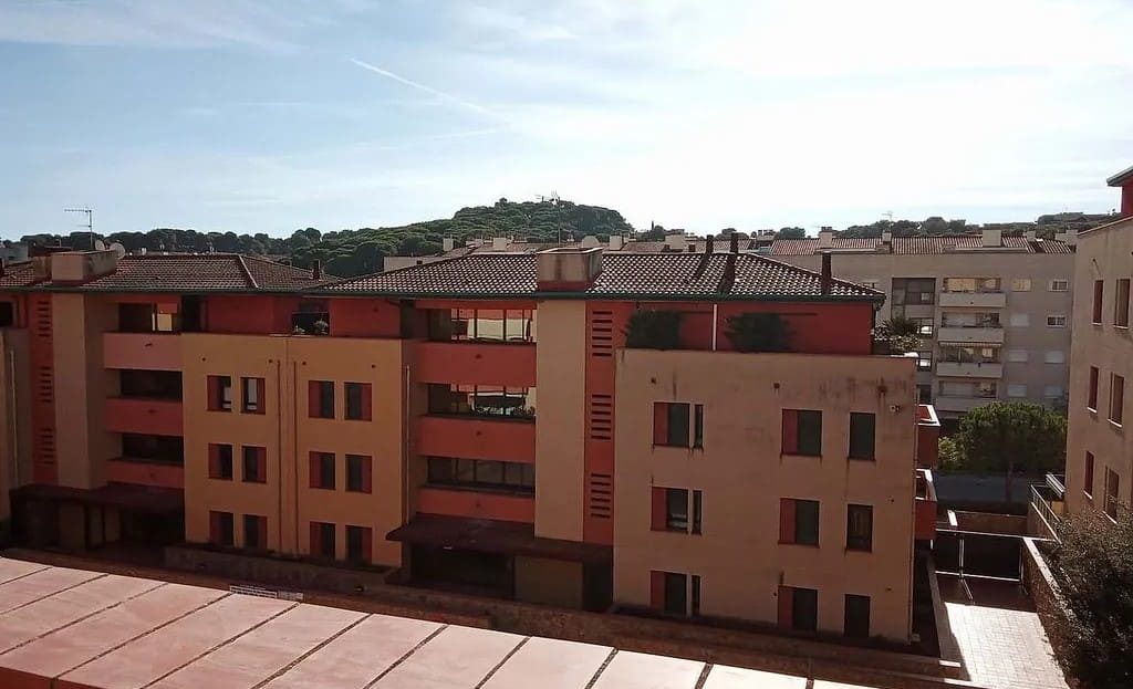 Вид с террасы на жилые дома и зелёные холмы Ллорет-де-Мар