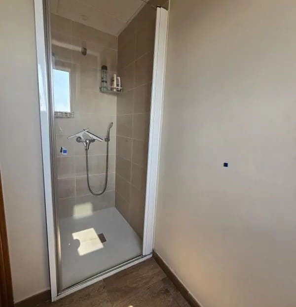 Душевая кабина в ванной комнате