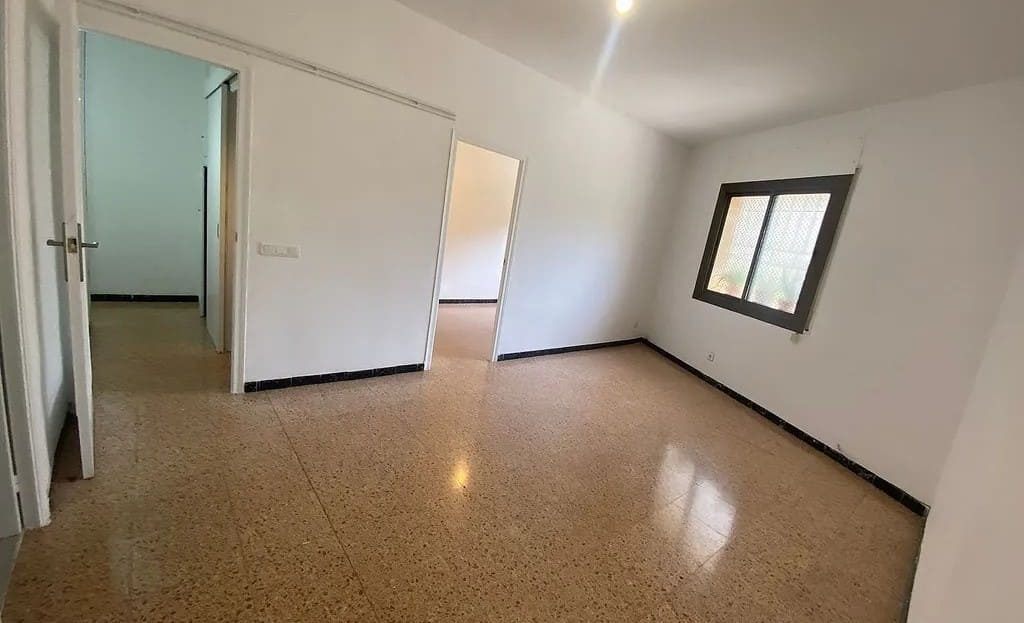 Гостиная-столовая квартиры с терраццовым полом и окнами