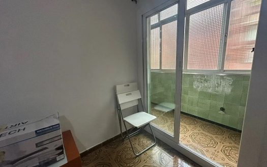 Светлая комната с большим окном и выходом во внутренний двор квартиры