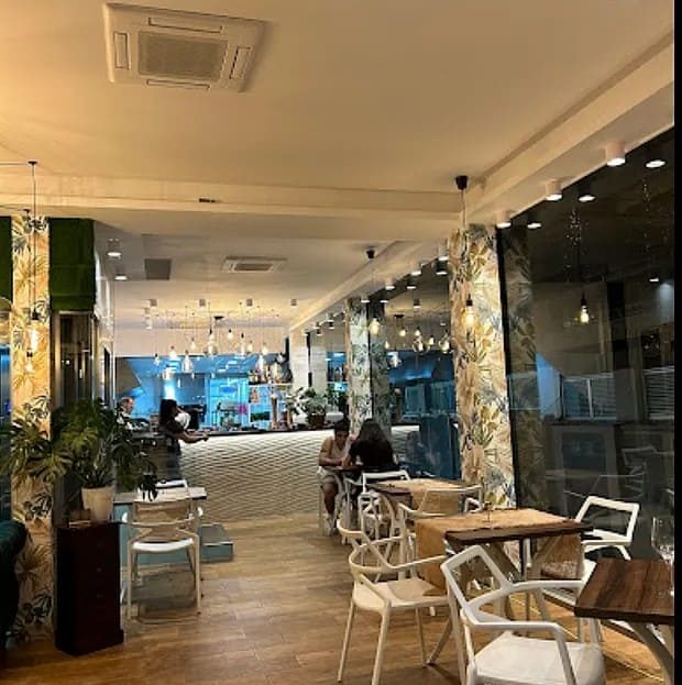 Интерьер ресторана в коммерческом здании на Via Roma в Салоу