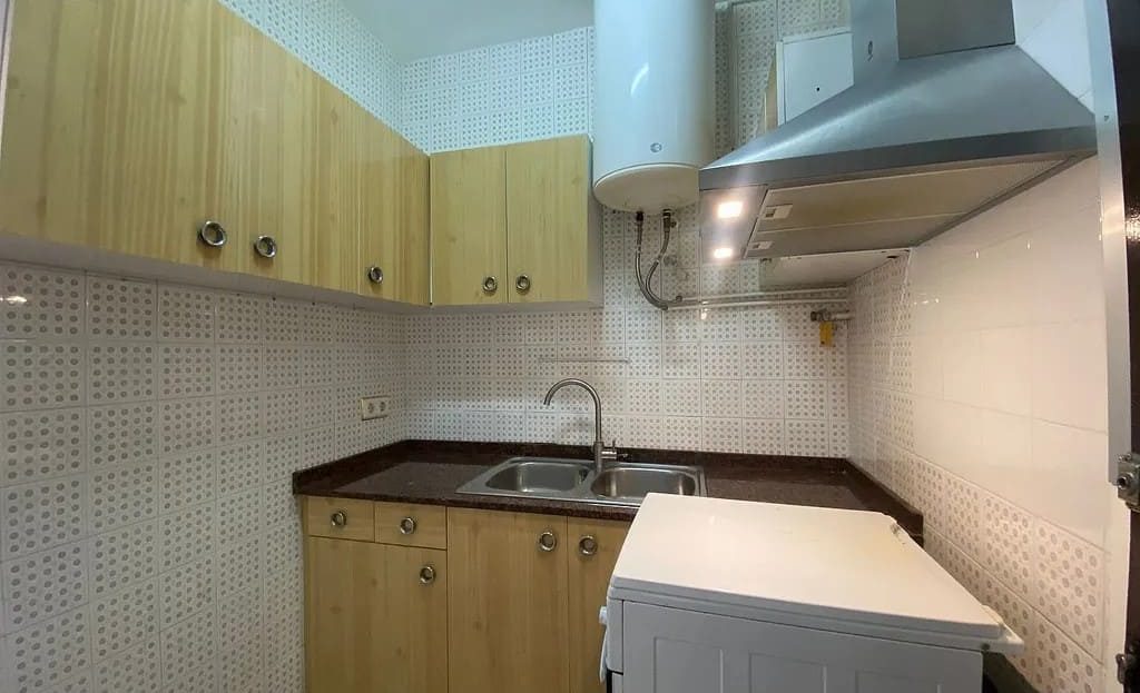 Кухня с верхними и нижними шкафами, рабочая зона