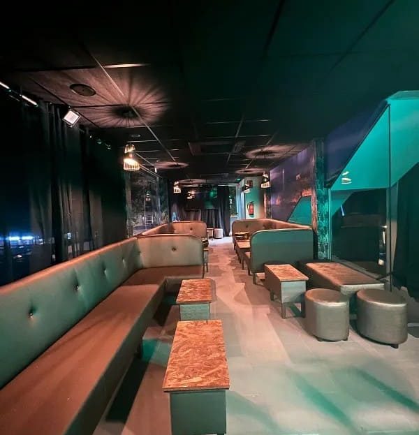 Интерьер зоны отдыха / лаунж-зала в коммерческом помещении