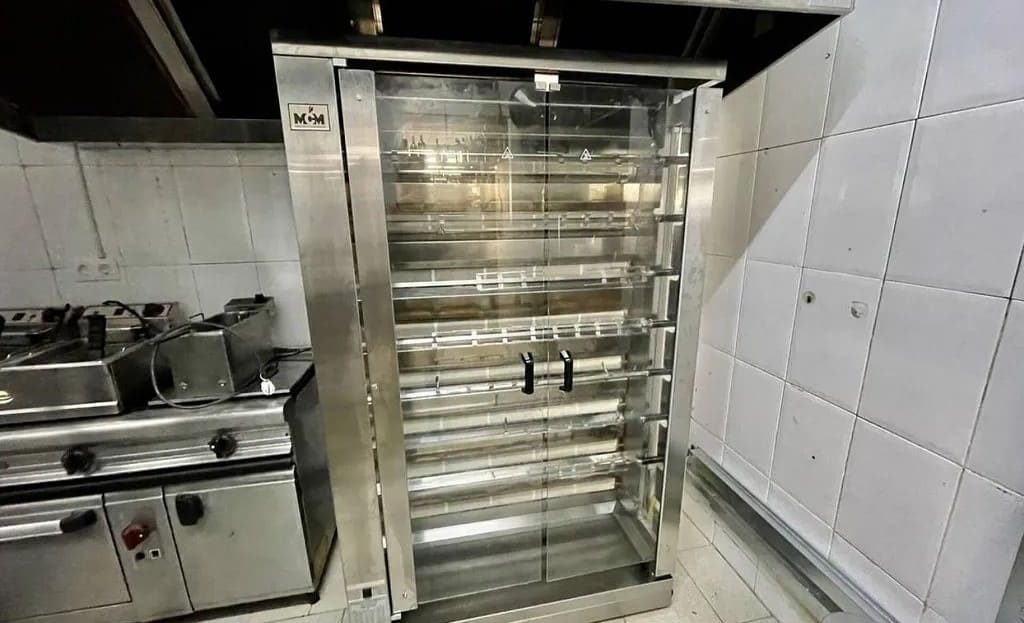 Печь и холодильное оборудование на кухне ресторана