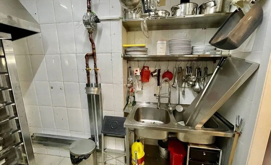 Техническая зона кухни с инженерными коммуникациями