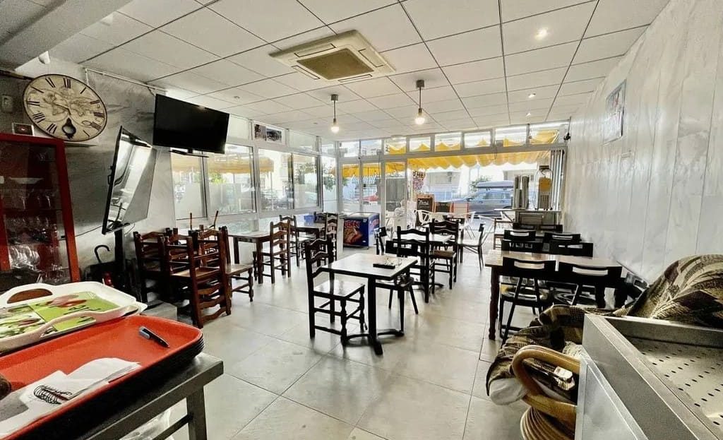 Общий вид обеденного зала ресторана в Салоу