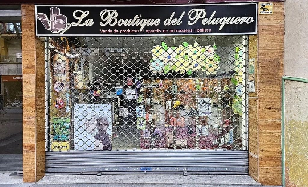 Витрина магазина с автоматическими защитными ставнями