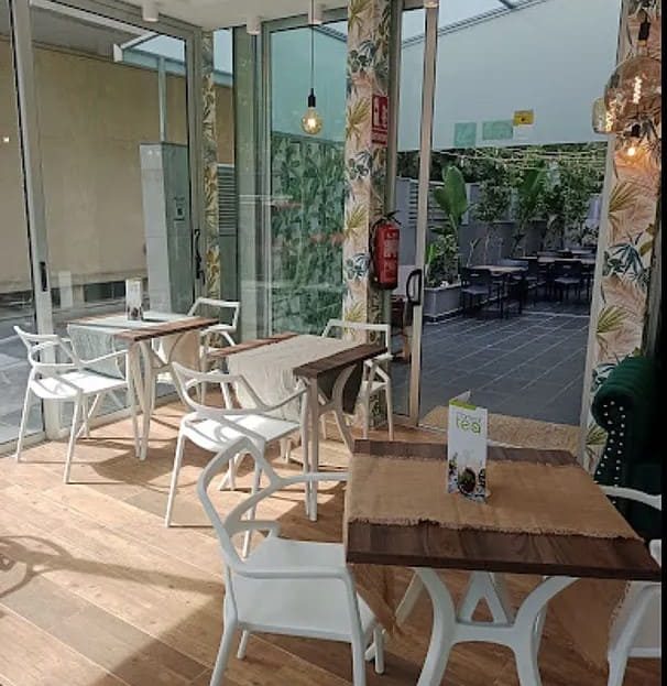 Терраса ресторана с посадочными местами и панорамным остеклением